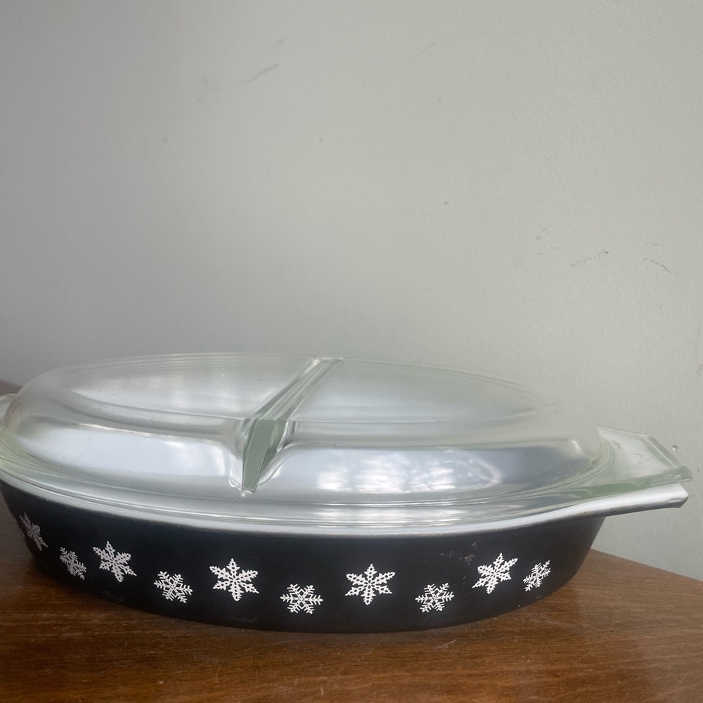 Black and White Snowflake Pyrex Bakeware Dish with Lid